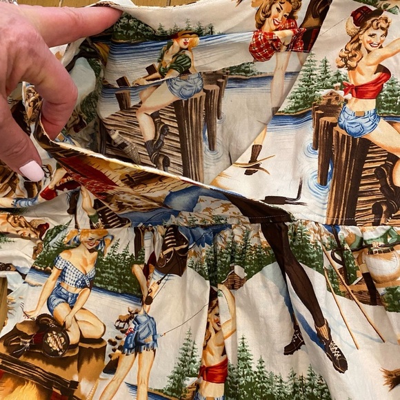 Women’s Alexander Henry Vintage Novelty Pin Up Girls The Great Outdoors Top M/L - Picture 6 of 15